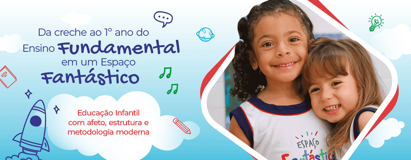 Banner escolar com duas crianças pequenas sorrindo, vestindo uniformes do Espaço Fantástico. Ao lado, há textos promocionais sobre educação infantil e ensino fundamental, acompanhados de ilustrações coloridas como foguete, nuvens, cadernos e notas musicais.
