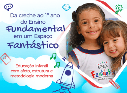Banner escolar com duas crianças pequenas sorrindo, vestindo uniformes do Espaço Fantástico. Ao lado, há textos promocionais sobre educação infantil e ensino fundamental, acompanhados de ilustrações coloridas como foguete, nuvens, cadernos e notas musicais.